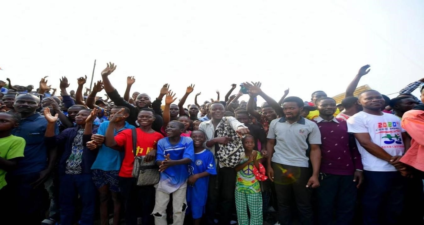 剛果（金）首都金沙薩環(huán)線公路項(xiàng)目開工儀式上的當(dāng)?shù)厝罕? /></p> <p style=