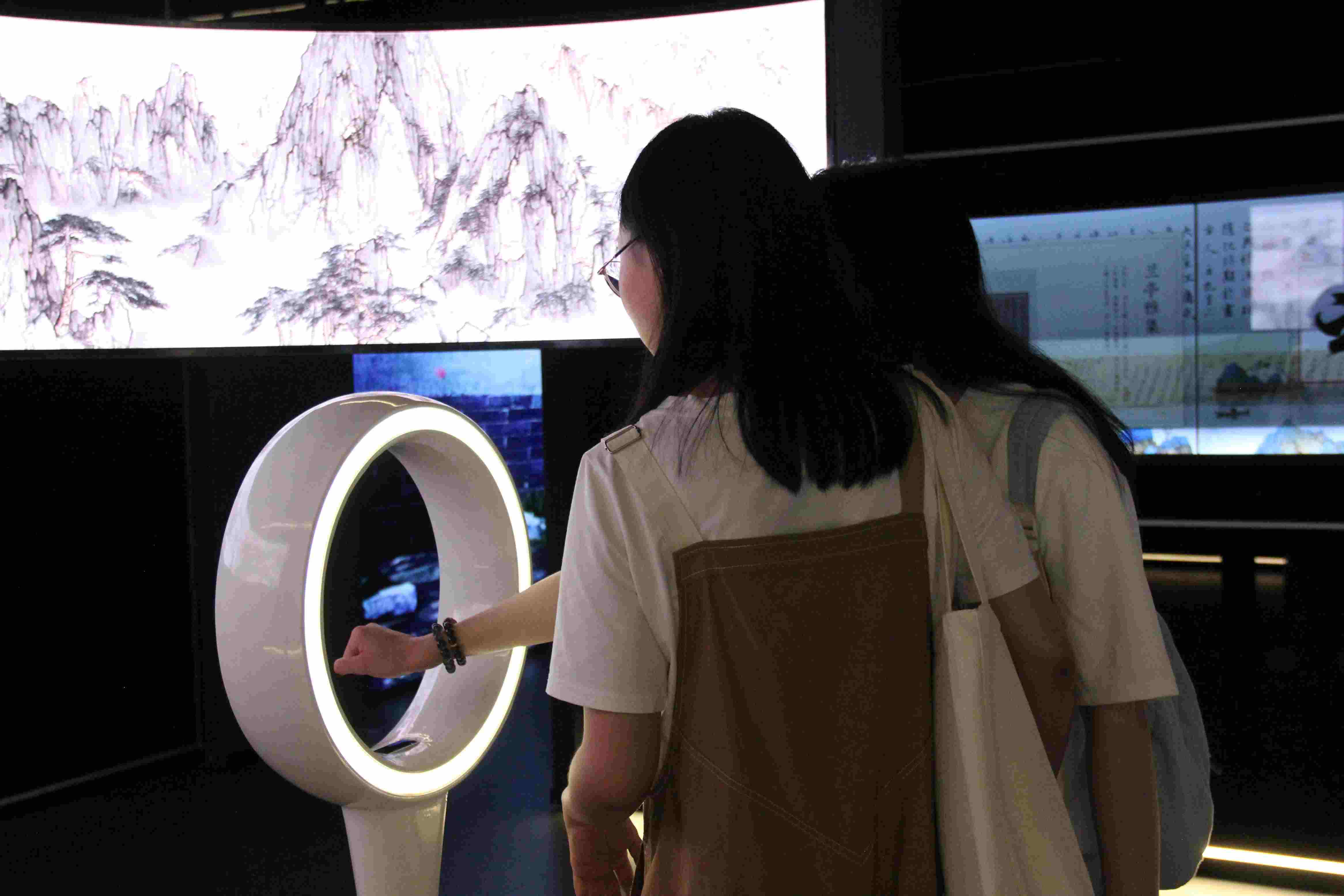 游客在“元啟金陵”南京數(shù)字文化客廳參觀并參與互動。受訪者供圖