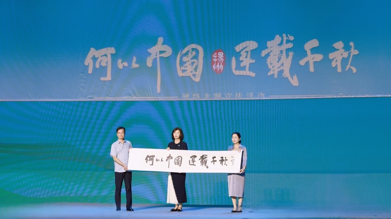 隋唐大運河文化博物館館長曹岳森（左）、揚州中國大運河博物館館長鄭晶（中）、浙東運河博物館負(fù)責(zé)人張慧（右）共同展卷。