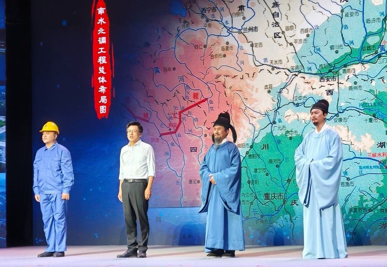 演員張志堅（右二）、演員侯京健（右一）、北京郭守敬紀(jì)念館執(zhí)行館長張鵬（左二）和江蘇省江都水利工程管理處第二抽水站管理所副所長郭凱（左一）同臺演繹。