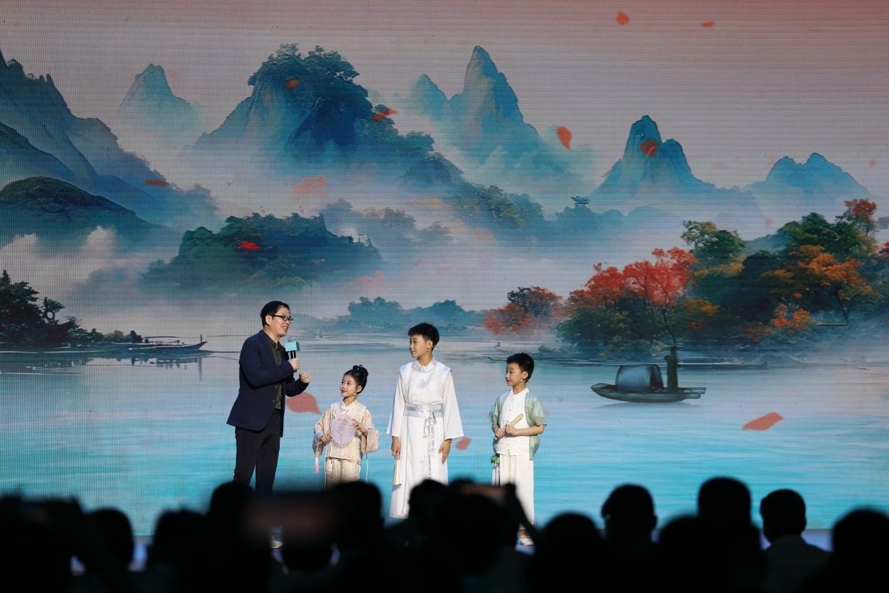 南京師范大學(xué)教授酈波（左一）與2024中國詩詞大會選手張可兒（左二）、姜敬曦（右二），揚州市邗江區(qū)實驗學(xué)校蔣王小學(xué)學(xué)生陸俊屹（右一）趣談大運河詩詞文化。