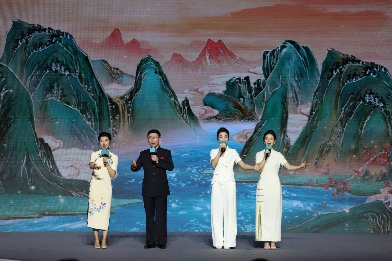 國家一級演員、京劇表演藝術(shù)家王平（左二），國家一級演員、南京藝術(shù)學(xué)院教授單雯（左一），浙江小百花越劇團青年演員陳麗君（右二）、何青青（右一）同臺唱響千年運河情。