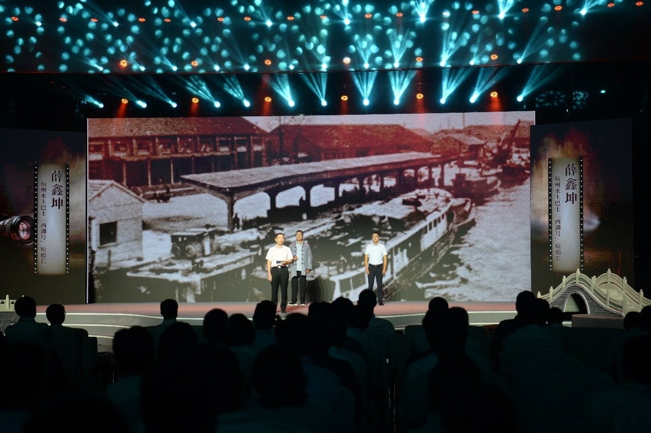 杭州水上巴士“西湖”號原船長薛鑫坤（左）、窯灣古鎮(zhèn)漁民藝術(shù)團團長沈召明（中）、港航潤楊6060貨船主楊杰偉（右）現(xiàn)場講述。