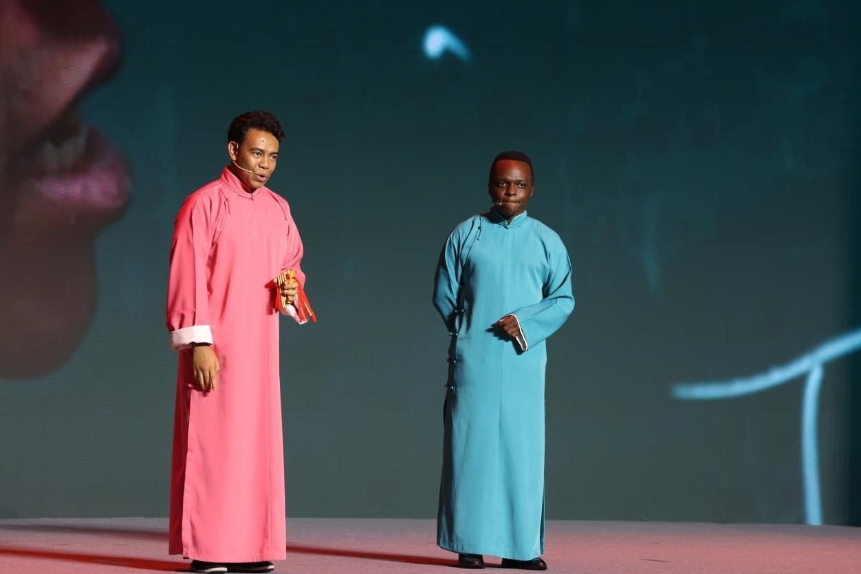 來自馬達加斯加的北京外國語大學(xué)教師唐磊（左）和來自肯尼亞的天津師范大學(xué)博士生孔愛凱（右）說唱大運河。