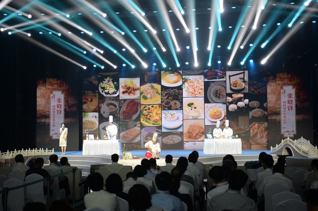 花園國際大酒店廚師長朱燾、西園飯店行政總廚張曉鋒、冶春面點總廚倪秋香、冶春面點制作技藝第五代傳人陳詩雅展示淮揚菜絕技。