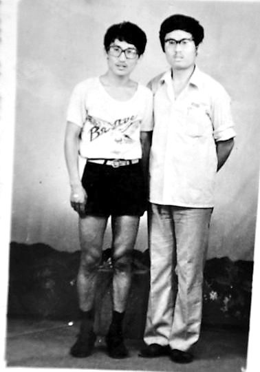 薛其坤（左）與大學(xué)同學(xué)合影。