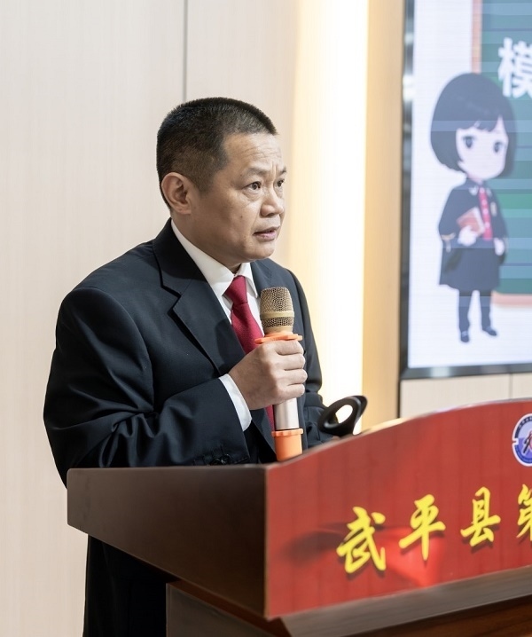 圖④：武平法院刑庭庭長(zhǎng)候良石在模擬法庭后為學(xué)生上普法課。
