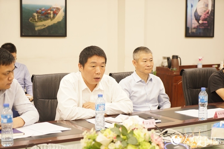 駐尼日利亞使館領(lǐng)僑處主任伊亞奇（中）講話。人民網(wǎng)記者 姜宣攝