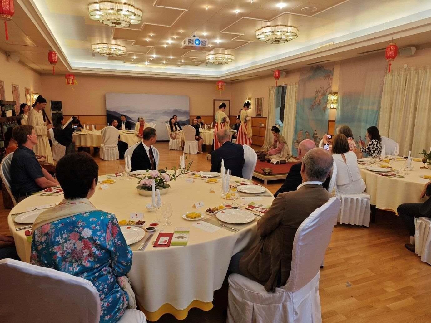 來賓們觀賞茶藝表演和品嘗中華美食。中國駐瑞典大使館供圖