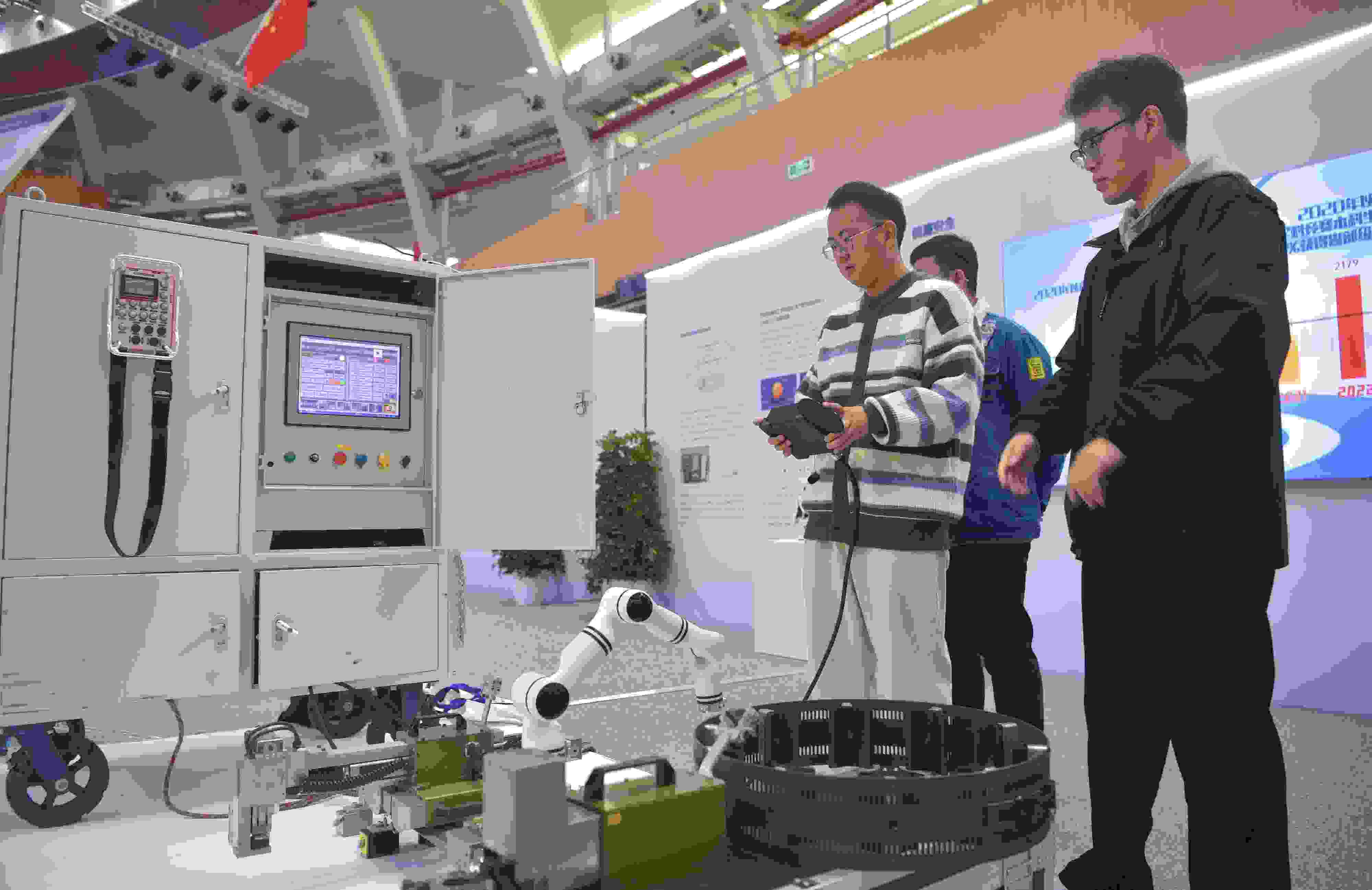 2023年，京南地區(qū)高校科技成果推介會(huì)在北京建筑大學(xué)大興校區(qū)舉行。圖為高校師生在展示管道全位置焊接機(jī)器人系統(tǒng)成果。