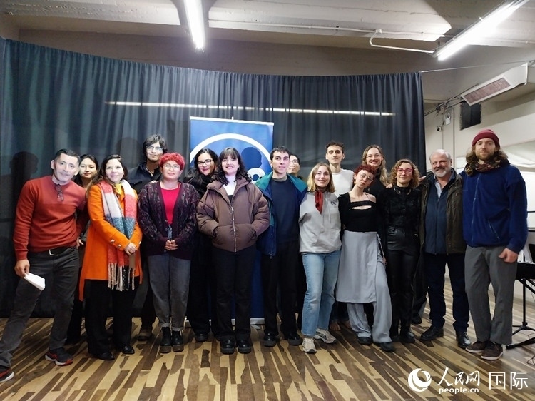 活動現(xiàn)場藝術(shù)家合影。人民網(wǎng)記者 許放攝