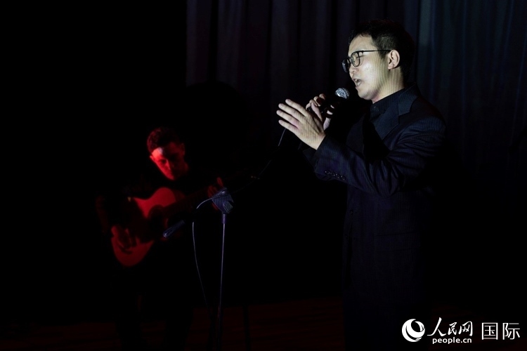 歌曲表演。馬丁·薩巴拉攝