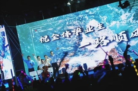 歌曲《祝你一路順風(fēng)》演出現(xiàn)場。供圖：日照職業(yè)技術(shù)學(xué)院