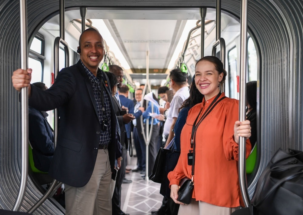 2024年4月22日，拉美和加勒比國(guó)家駐華使節(jié)、機(jī)構(gòu)代表和記者應(yīng)外交部邀請(qǐng)，在襄陽(yáng)騰龍汽車有限公司參訪。新華社記者 杜子璇 攝