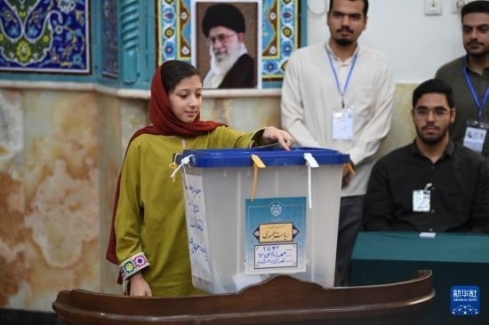 6月28日，伊朗選民在德黑蘭的一處投票站參加總統(tǒng)選舉投票。新華社記者 沙達(dá)提 攝