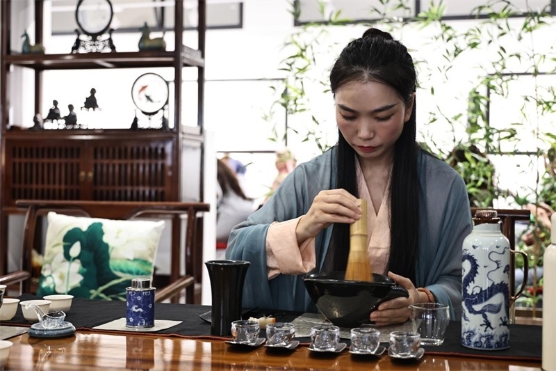 茶藝師現(xiàn)場展示宋式點茶。拉巴特中國文化中心供圖