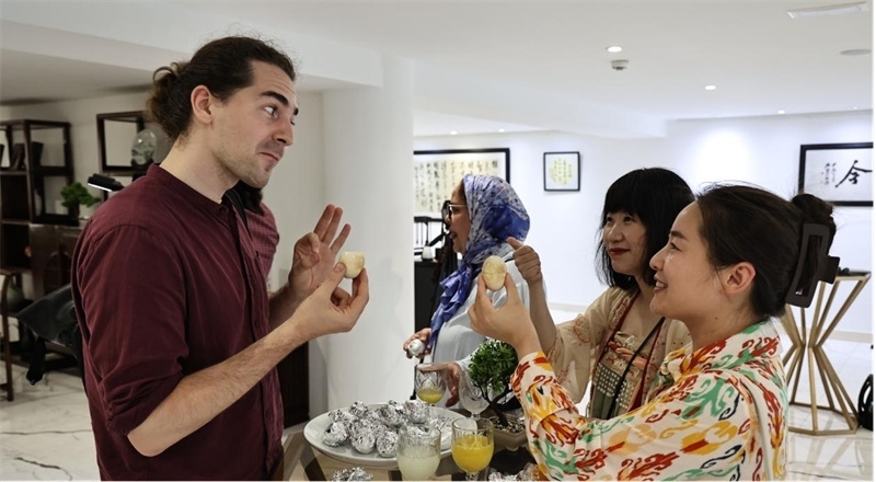 嘉賓品嘗茶葉蛋。拉巴特中國文化中心供圖