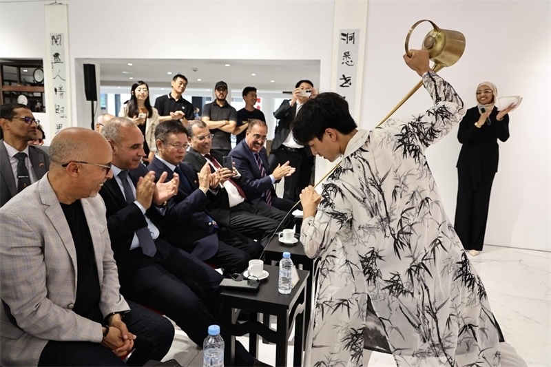 長嘴壺斟茶。拉巴特中國文化中心供圖