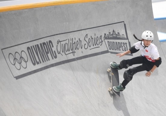 6月20日，鄭好好在比賽中，她在預(yù)賽中最佳成績?yōu)?2.60分。當(dāng)日，巴黎奧運會資格系列賽布達佩斯站滑板女子碗池預(yù)賽在布達佩斯舉行。新華社記者 賀燦鈴 攝
