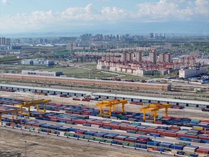 這是2024年4月18日拍攝的霍爾果斯鐵路口岸換裝場（無人機(jī)照片）。新華社記者 趙戈 攝