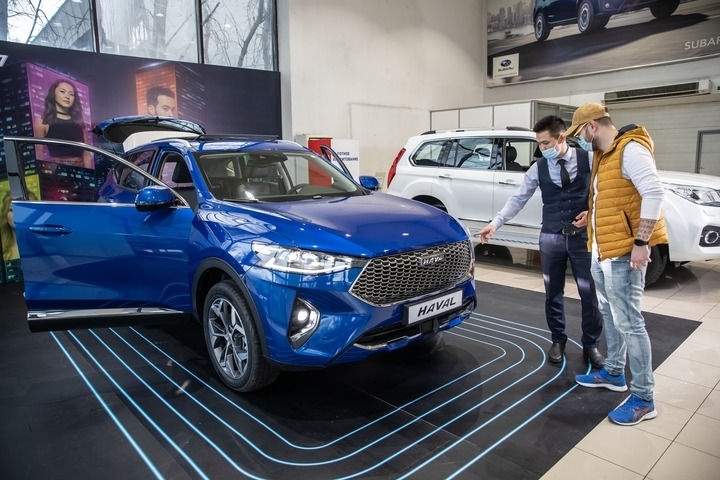 2021年4月1日，銷售人員在哈薩克斯坦阿拉木圖市經(jīng)銷商店向消費(fèi)者介紹哈弗汽車。新華社發(fā)（阿斯塔納汽車公司供圖）