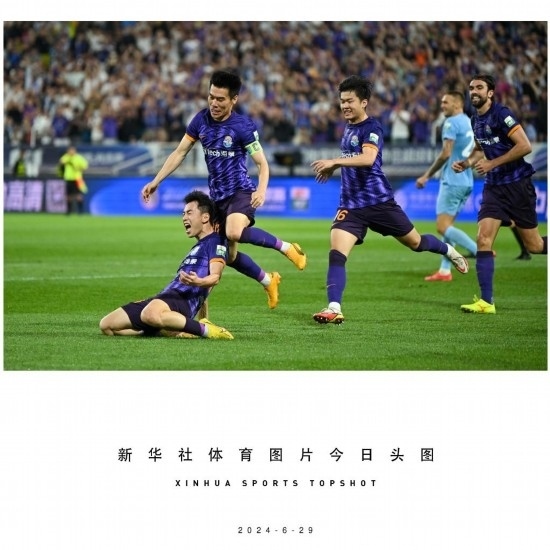  6月29日，天津津門虎隊球員劉俊賢（左一）在比賽中進球后慶祝。新華社記者 孫凡越 攝