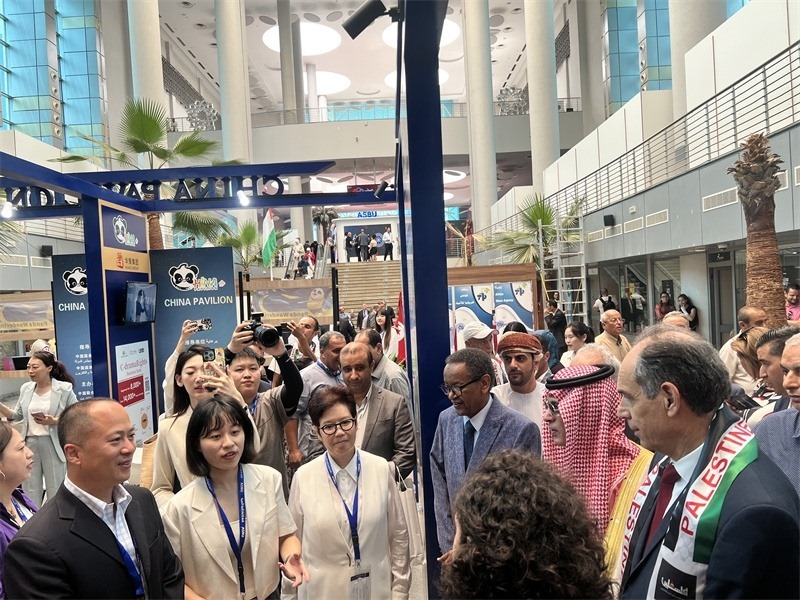 沙特廣播電視局首席執(zhí)行官、阿廣聯(lián)主席穆罕默德（右二）、阿廣聯(lián)秘書(shū)長(zhǎng)蘇萊曼（右三）等阿拉伯國(guó)家嘉賓參觀展臺(tái)。主辦方供圖