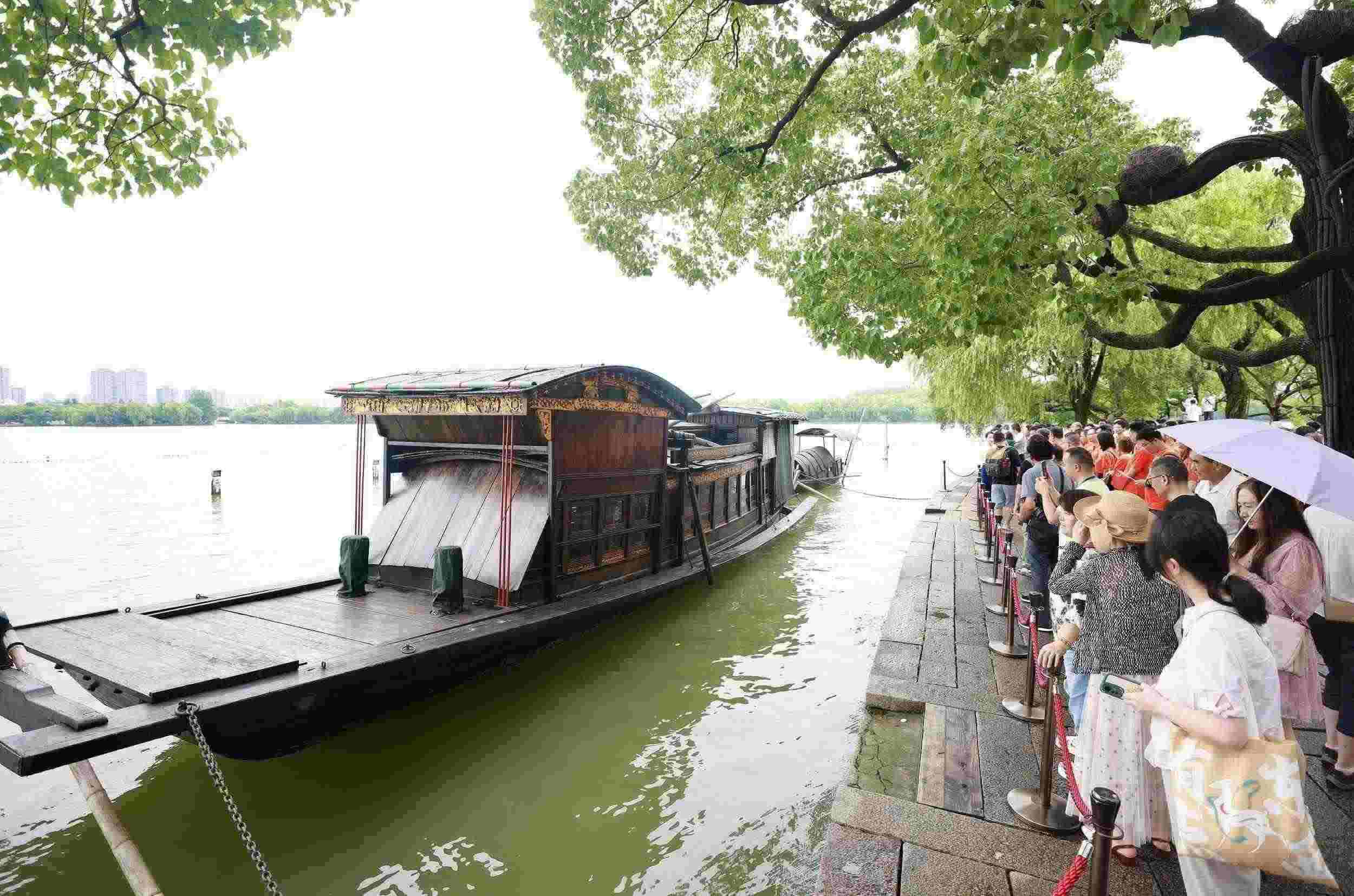 浙江嘉興，游客在南湖景區(qū)湖心島瞻仰紅船，感悟“紅船精神”。（圖片來源：視覺中國）
