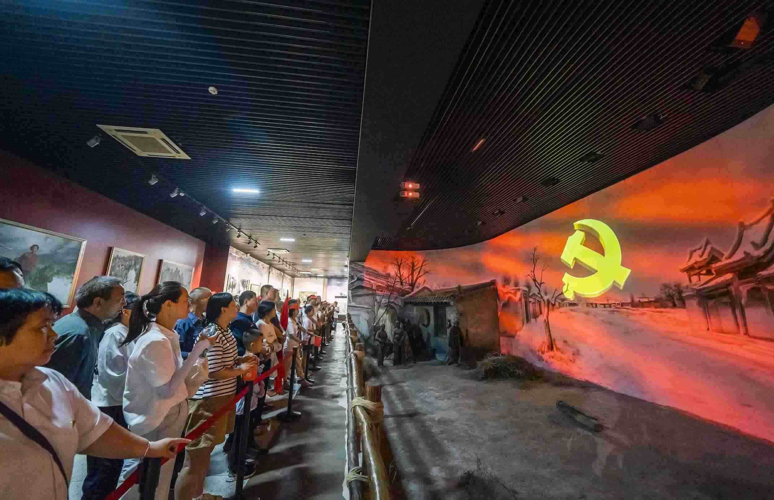 山西呂梁，游客正在文水縣劉胡蘭紀念館參觀。（圖片來源：視覺中國）