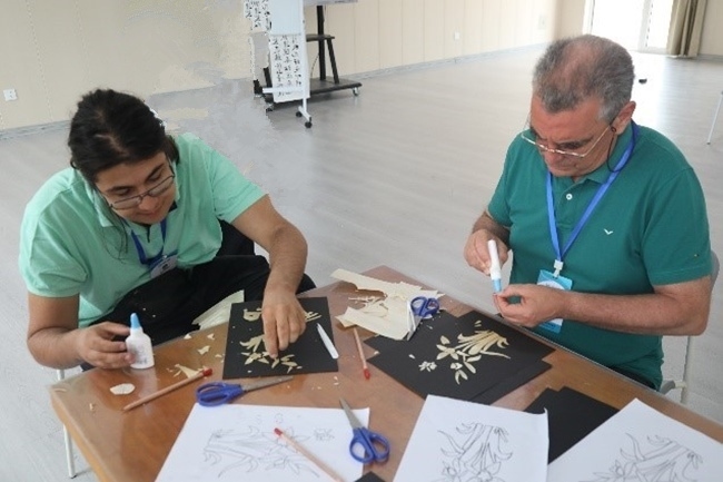 葡萄牙魯班工坊師生制作麥秸畫。