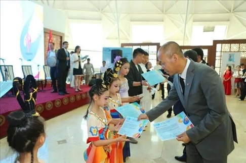 △當(dāng)?shù)貢r間6月27日，2024“未來世界”國際青少年藝術(shù)展演在塔吉克斯坦國家博物館開幕。