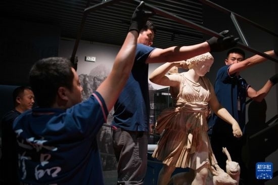 7月2日，工作人員將開箱后的古希臘文物放置在展臺(tái)上。新華社記者 張端 攝