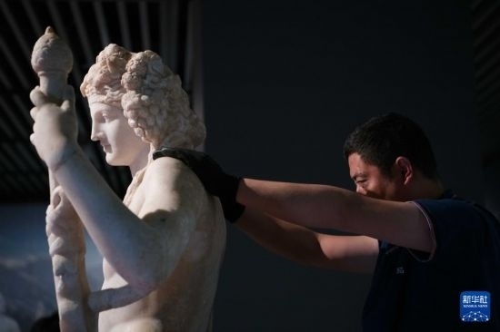 7月2日，工作人員將開箱后的古希臘文物放置在展臺(tái)上。新華社記者 張端 攝