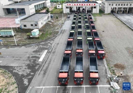 7月2日，車輛在巴克圖口岸辦理通關(guān)手續(xù)（無人機照片）。新華社發(fā)（馬丁 攝）