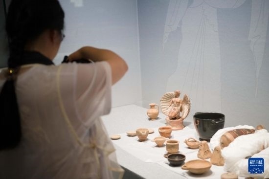 7月2日，開箱后的古希臘文物被工作人員移入展柜。新華社記者 張端 攝