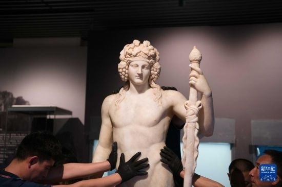 7月2日，工作人員將開箱后的古希臘文物放置在展臺(tái)上。新華社記者 張端 攝