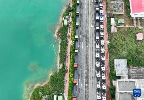 7月2日，車輛在巴克圖口岸有序出境（無人機照片）。新華社發(fā)（馬丁 攝）