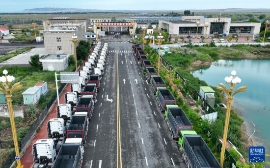 7月2日，車輛在巴克圖口岸有序出境（無人機照片）。新華社發(fā)（馬丁 攝）