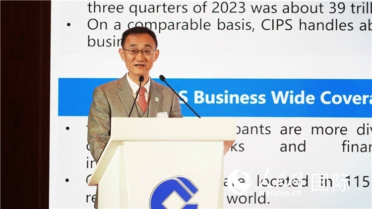 跨境銀行間支付清算有限責(zé)任公司總裁許再越發(fā)言。 人民網(wǎng) 張茜 攝