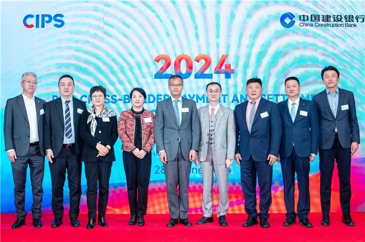 鄭冰開公使與CIPS公司、建行總行以及在南中資銀行合影、留念。（中國建設(shè)銀行約翰內(nèi)斯堡分行供圖）