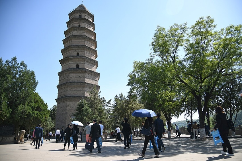 圖為2024年5月7日，游客在延安寶塔山參觀。 新華社記者 張博文 攝