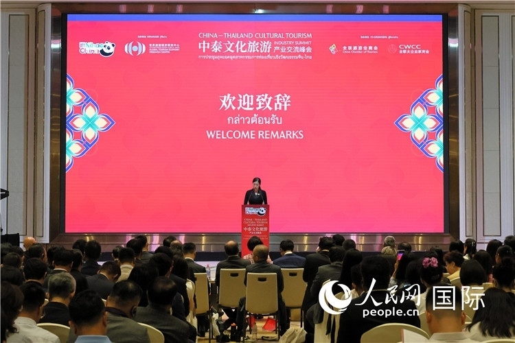 泰國(guó)文化部副部長(zhǎng)普洛伊·塔尼庫(kù)發(fā)表演講。