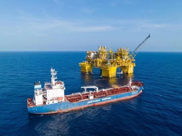 “深海一號”正在開展凝析油外輸作業(yè)。徐海舟攝