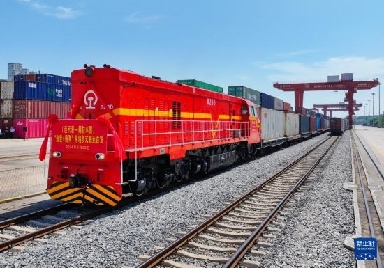 5月29日，在中哈連云港物流合作基地，首列連云港-阿拉木圖“滾裝+班列”跨境多式聯(lián)運(yùn)專列整裝待發(fā)（無人機(jī)照片）。新華社發(fā)（王健民 攝）