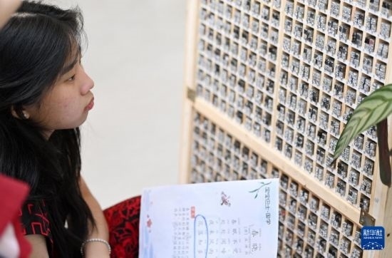 7月3日，外國(guó)學(xué)生在了解中國(guó)的活字印刷。新華社記者 李然 攝