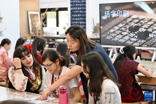 7月3日，外國(guó)學(xué)生在了解中國(guó)文化。新華社記者 李然 攝