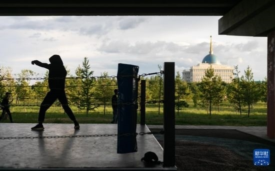 7月2日，在哈薩克斯坦首都阿斯塔納，一名男子在橋下運動場練習拳擊。新華社記者 白雪騏 攝