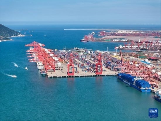 6月26日，貨輪?？吭谶B云港港集裝箱碼頭（無人機(jī)照片）。新華社記者 季春鵬 攝