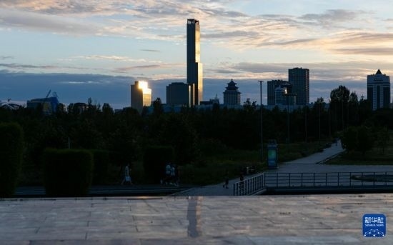 這是7月2日拍攝的哈薩克斯坦首都阿斯塔納市中心的建筑群。新華社記者 白雪騏 攝