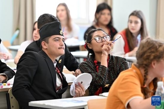 7月3日，外國(guó)學(xué)生在學(xué)習(xí)中國(guó)文化。新華社記者 李然 攝